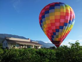 從釋迦田拍要在草皮降落的彩虹熱氣球