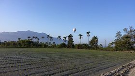 民宿附近有熱氣球在天空自由飛行
